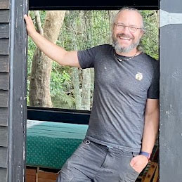 Martin im Tiny House Eingang