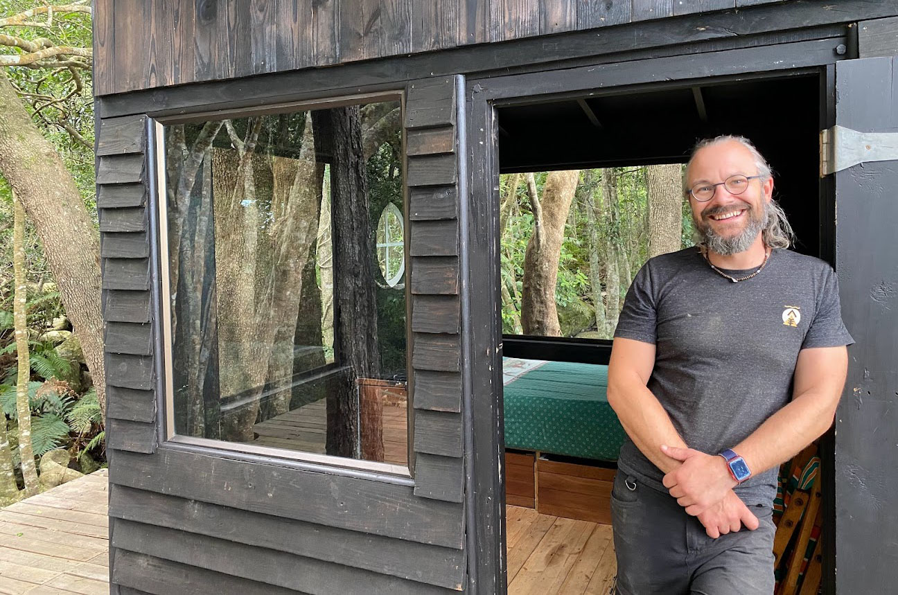 Martin im Tiny House Eingang